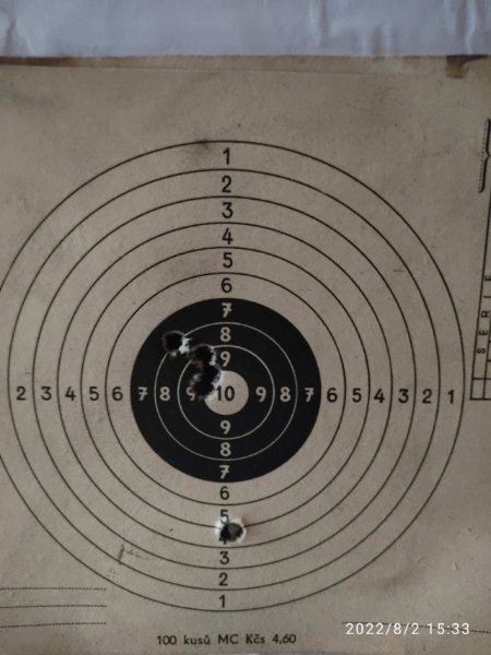 Stříleno přes optiku 7x50 Meopta. První spodní rána vystřelena po namontování a hrubém seřízení přes hlaveň. Poté překlikáno na výstřel a vystřeleny čtyři rány za sebou